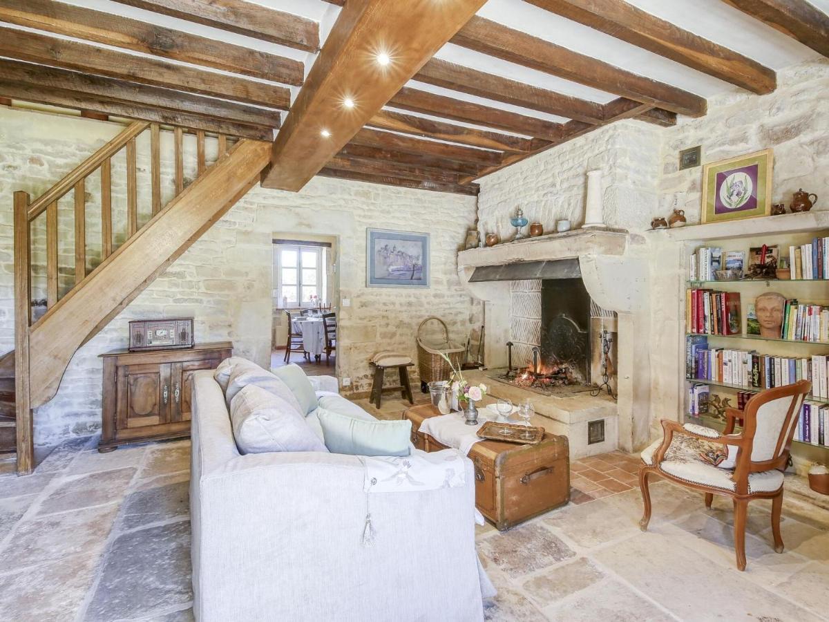 Burgundian In With Fireplace * Talon