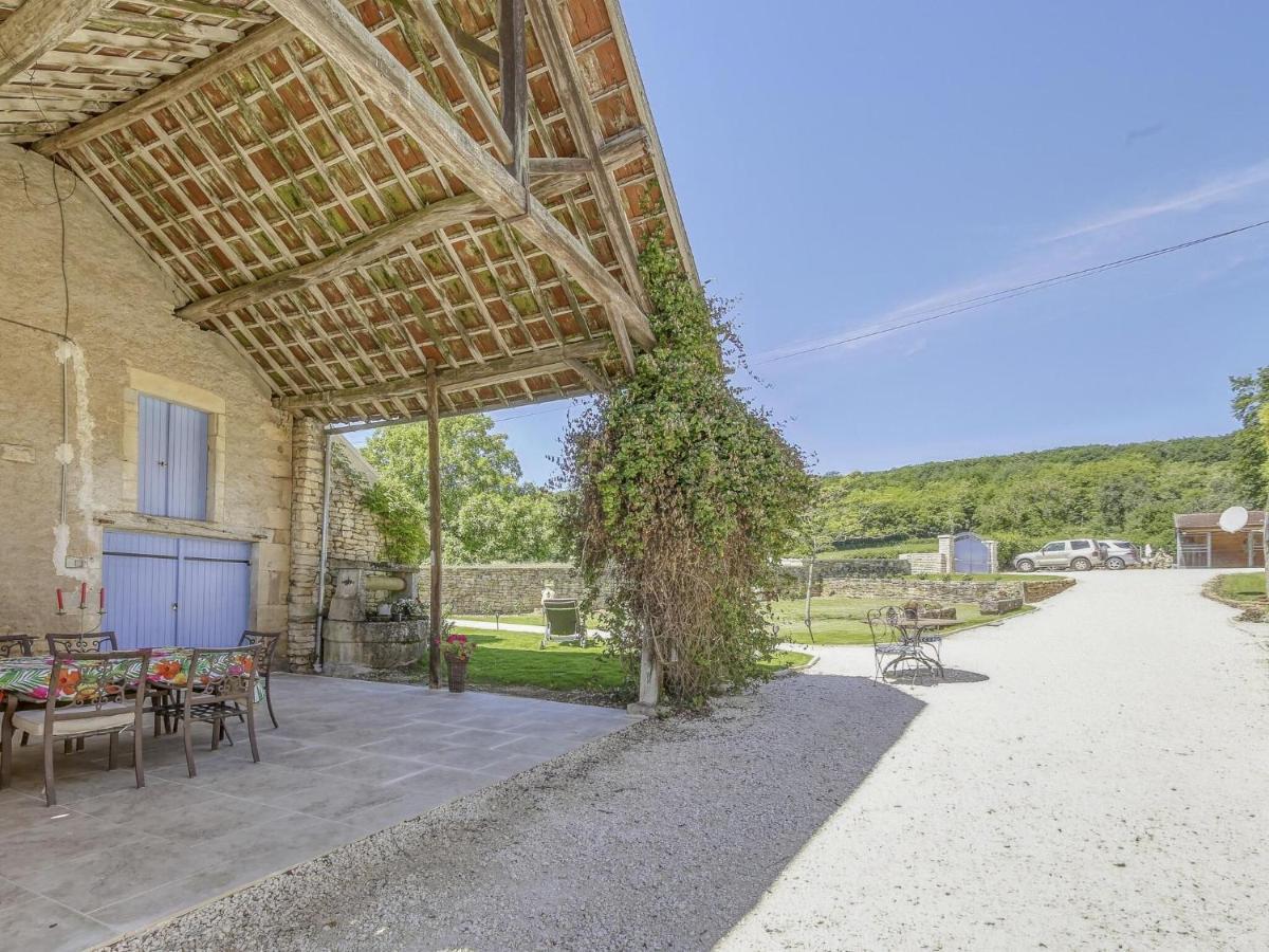 Burgundian In With Fireplace Ferienhaus