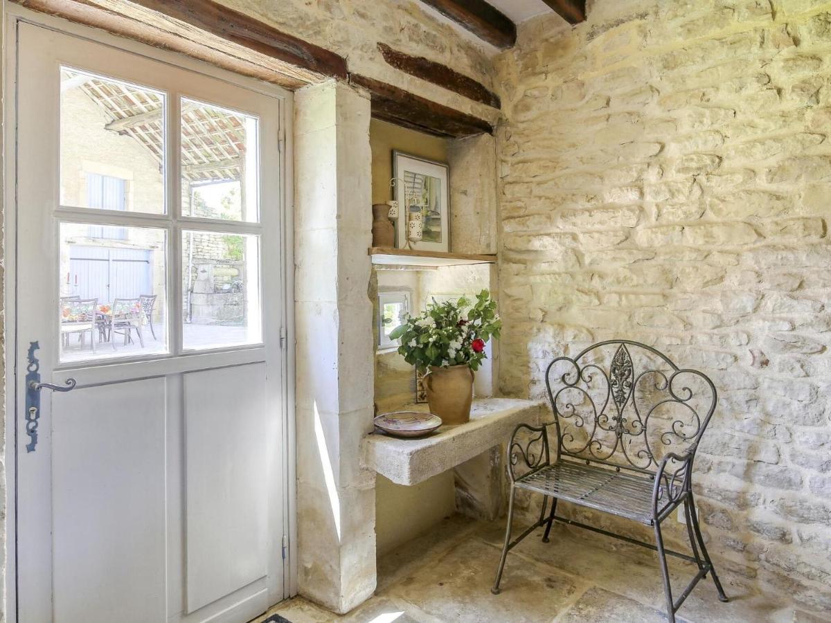 Burgundian In With Fireplace * Talon