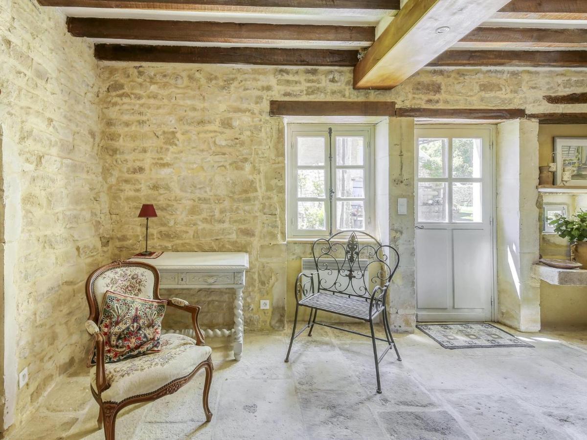 Burgundian In With Fireplace * Talon