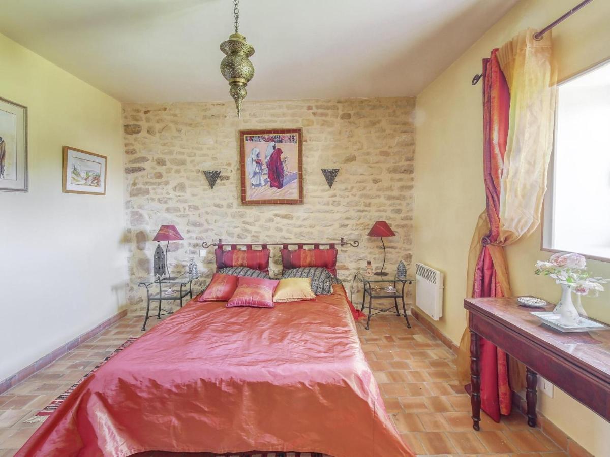 Burgundian In With Fireplace * Talon
